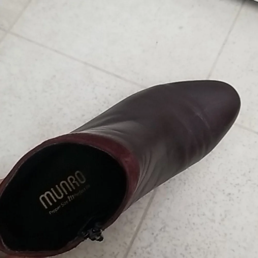 MUNRO burgundy ankle booties leather hope Size 8